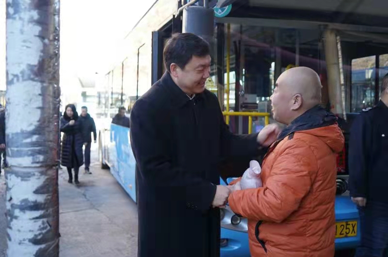 陽泉公交領導班子大年初一慰問一線職工